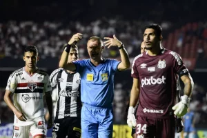 Árbitro Pedro Vuaden é criticado após arbitragem de São Paulo x Santos e ameaçado por dirigente. (Foto: Marcos Ribolli/ge)