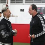 Antony conversa com Rogério Ceni, em volta ao São Paulo no jogo da Copa Sul-Americana. (Foto: Twitter do Antony)