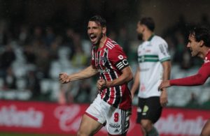 Calleri é artilheiro do Brasileirão, mas sofre para ter um companheiro confiável no ataque do São Paulo. (Foto: Twitter do São Paulo)