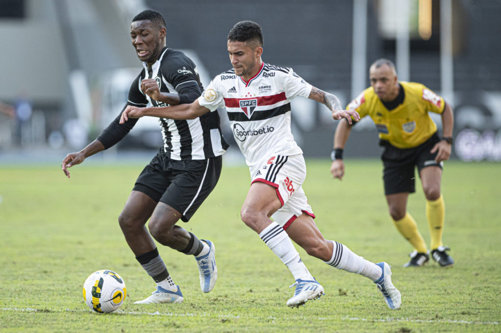 Botafogo luta até o fim e derrota o São Paulo no Rio de Janeiro. (Foto: Jorge Rodrigues/AGIF)