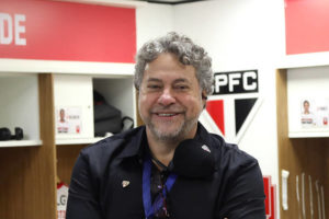 Julio Casares, presidente do São Paulo, avalia contratações na temporada. (Foto: Twitter do São Paulo)