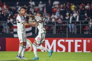Caio é uma das joias do São Paulo que estão próximas de renovar o contrato. (Foto: Twitter do São Paulo)