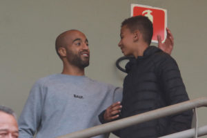 Lucas Moura dá palestra no São Paulo e mostra que está envolvido com a base de Cotia. (Foto: Twitter do São Paulo)