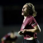 Pedro de la Vega é atacante driblador e pode pintar no São Paulo. (Foto: Twitter do Lanús)