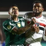 Reinaldo e Dudu disputam a bola no clássico entre São Paulo e Palmeiras. (Foto: AGIF)