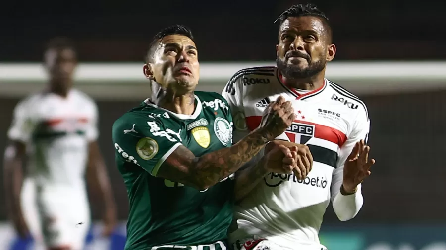 Reinaldo e Dudu disputam a bola no clássico entre São Paulo e Palmeiras. (Foto: AGIF)