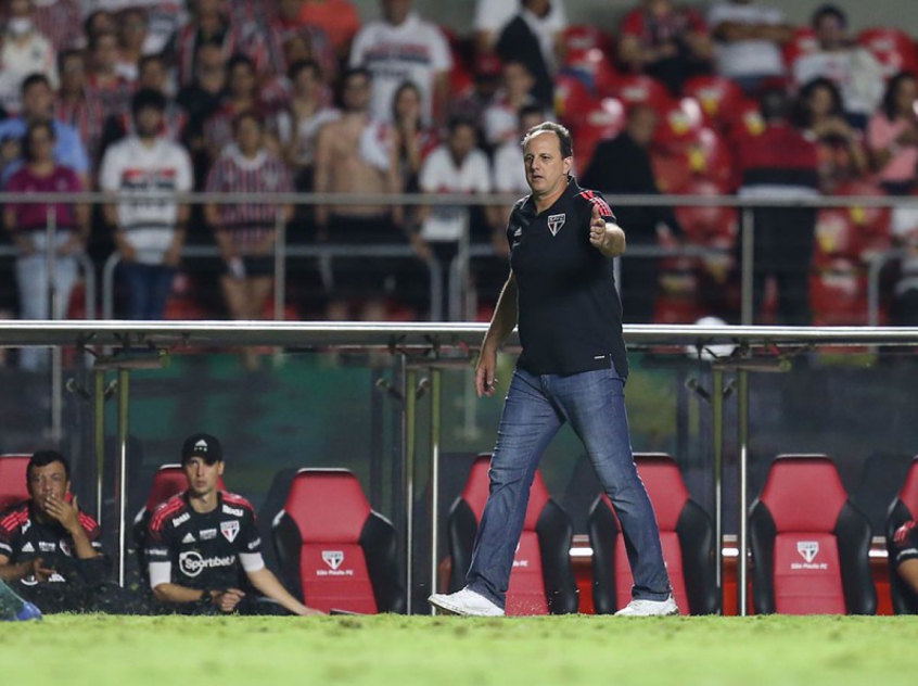 Rogério Ceni trabalha para tentar levar São Paulo inteiro nas três competições até abertura da janela. (Foto: Twitter do São Paulo)