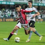 Rodrigo Nestor disputa jogada contra jogador do Coritiba em empate do São Paulo pelo Brasileirão. (Foto: Twitter do São Paulo)