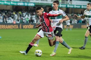 Rodrigo Nestor disputa jogada contra jogador do Coritiba em empate do São Paulo pelo Brasileirão. (Foto: Twitter do São Paulo)