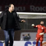 Rogério Ceni empurra decisão de priorizar Copa do Brasil à diretoria do São Paulo. (Foto: Marcos Ribolli/ge)