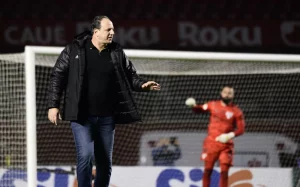 Rogério Ceni empurra decisão de priorizar Copa do Brasil à diretoria do São Paulo. (Foto: Marcos Ribolli/ge)