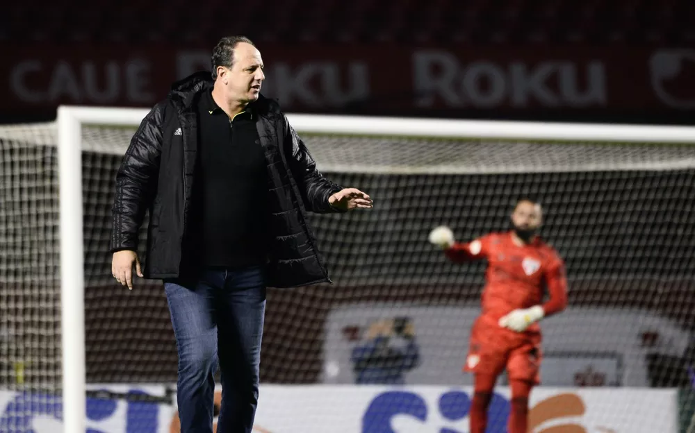 Rogério Ceni empurra decisão de priorizar Copa do Brasil à diretoria do São Paulo. (Foto: Marcos Ribolli/ge)