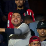 Torcedor do São Paulo atira camisa após derrota de virada para Palmeiras. (Foto: Reprodução/Premiere)