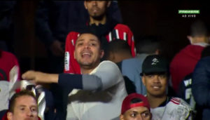 Torcedor do São Paulo atira camisa após derrota de virada para Palmeiras. (Foto: Reprodução/Premiere)