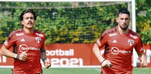 Gabriel Neves e Calleri correm no CT da Barra Funda do São Paulo. (Foto: Twitter do São Paulo)