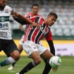 Diego Costa disputa jogada com atleta do Coritiba na última visita do São Paulo ao Couto Pereira. (Foto: Twitter do São Paulo)