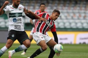 Diego Costa disputa jogada com atleta do Coritiba na última visita do São Paulo ao Couto Pereira. (Foto: Twitter do São Paulo)