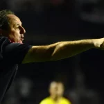 Rogério Ceni defende Thiago Couto no São Paulo. (Foto: Marcos Ribolli/ge)