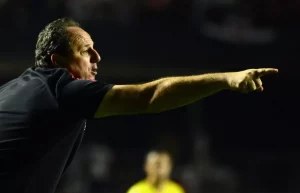 Rogério Ceni defende Thiago Couto no São Paulo. (Foto: Marcos Ribolli/ge)