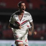 Diego Costa é zagueiro titular do São Paulo na temporada 2021 - Foto: Twitter do São Paulo)