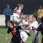 Luís Fabiano "ajuda na briga" em jogo do São Paulo pela Copa Sul-Americana. (Foto: Twitter do São Paulo)