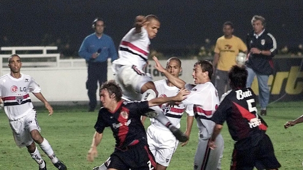 Luís Fabiano "ajuda na briga" em jogo do São Paulo pela Copa Sul-Americana. (Foto: Twitter do São Paulo)