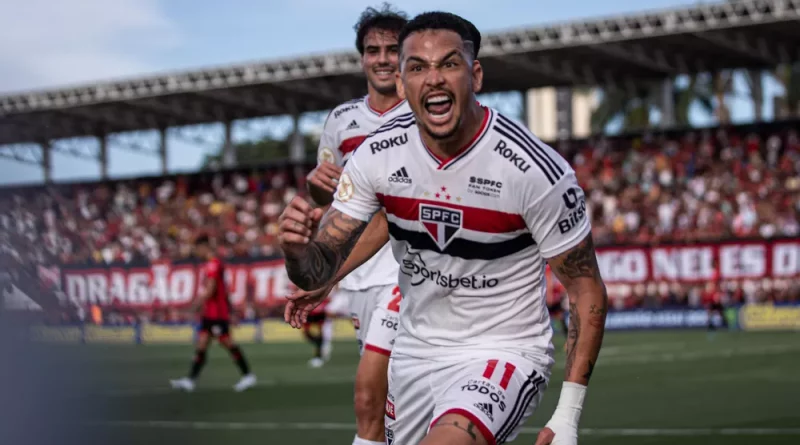São Paulo bate Atlético Goianiense com dois gols de Luciano. (Foto: Héber Gomes/AGIF)