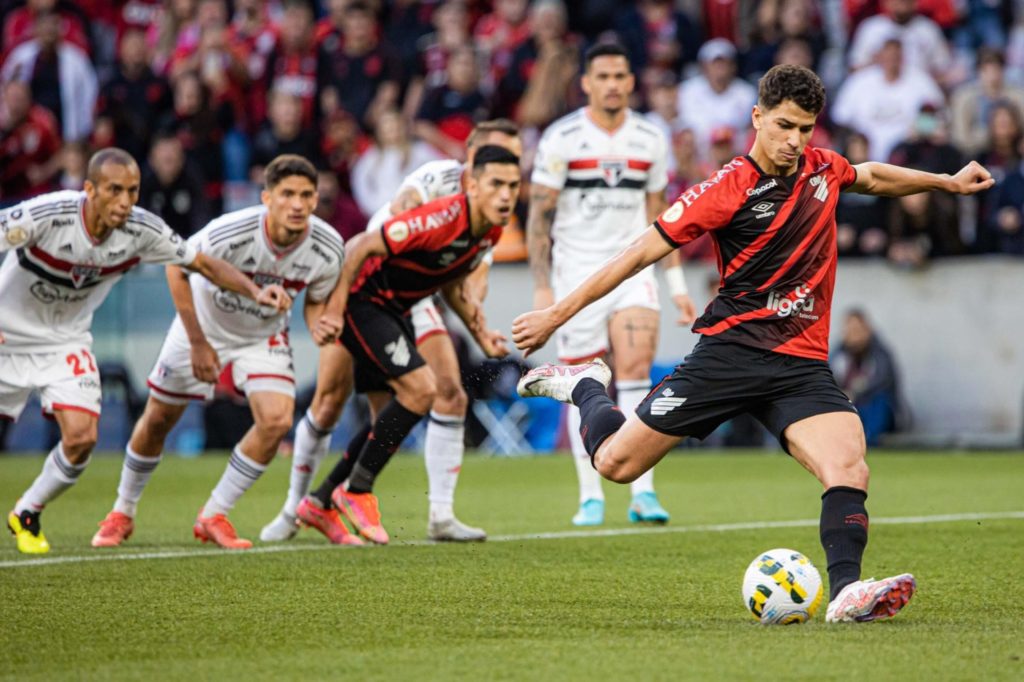 Vitor Bueno marca e Athletico derrota São Paulo pelo Brasileirão. (Foto: Twitter do Brasileirão)