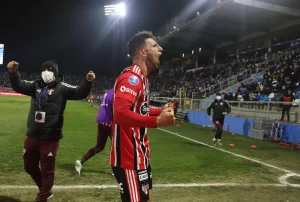 São Paulo joga com reforço das arquibancadas e da torcida para eliminar a Católica no Morumbi. (Foto: Twitter do São Paulo)