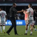 Rogério Ceni cumprimenta Calleri em jogo do São Paulo. (Foto: Twitter do São Paulo)
