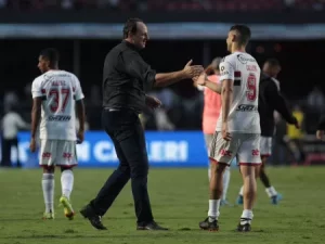 Rogério Ceni cumprimenta Calleri em jogo do São Paulo. (Foto: Twitter do São Paulo)