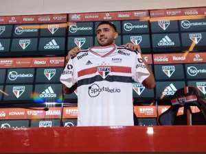 Bustos é apresentado pelo São Paulo. (Foto: Edgar Matos/ge)