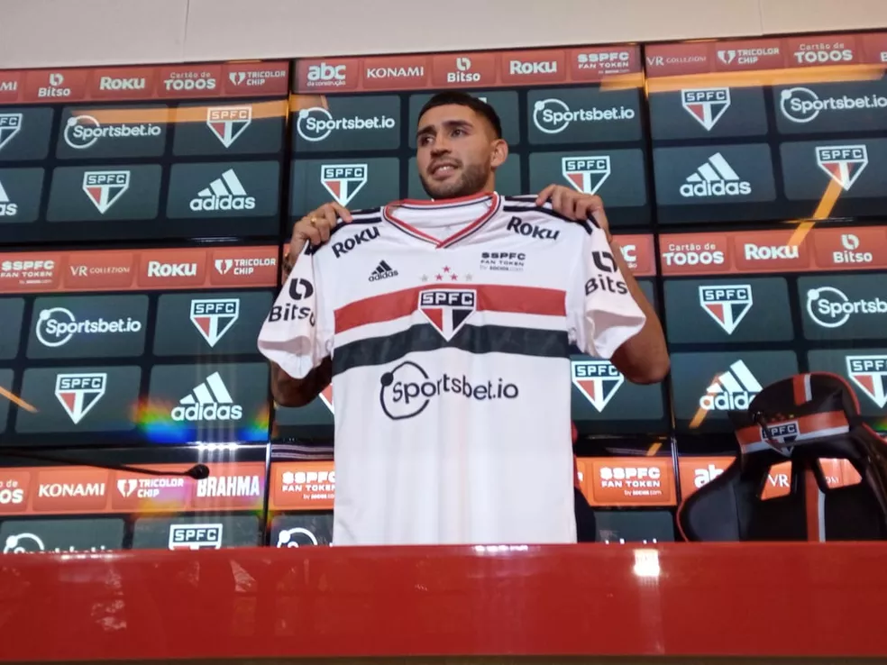 Bustos é apresentado pelo São Paulo. (Foto: Edgar Matos/ge)