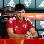 Ferraresi ganha elogios de Rogério Ceni e pode ser titular do São Paulo. (Foto: Twitter do São Paulo)