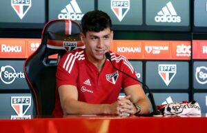 Ferraresi ganha elogios de Rogério Ceni e pode ser titular do São Paulo. (Foto: Twitter do São Paulo)