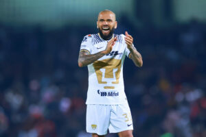 Daniel Alves tem ido mal na carreira depois de sair do São Paulo. (Foto: Twitter do Pumas)