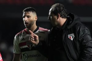 Calleri perdeu pênalti em jogo do São Paulo. (Foto: Twitter do São Paulo)