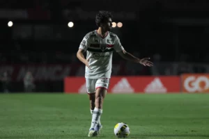 Igor Gomes recebe sondagem da Premier League e São Paulo responde à negociação. (Foto: Twitter do São Paulo)