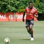 Léo recusa proposta do futebol francês para ficar São Paulo. (Foto: Twitter do São Paulo)