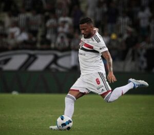 Reinaldo se mostra a fim de permanecer e São Paulo quer renovar contrato. (Foto: Twitter do São Paulo)