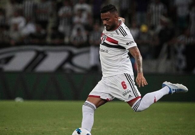 Reinaldo se mostra a fim de permanecer e São Paulo quer renovar contrato. (Foto: Twitter do São Paulo)