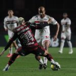 Patrick divide bola com Matheuzinho em partida entre São Paulo x Flamengo. (Foto: Twitter do São Paulo)