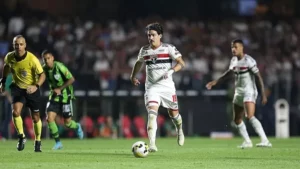 Gabriel Neves ganhou espaço no São Paulo em 2022. (Foto: Twitter do São Paulo)