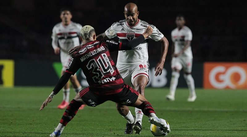 Patrick divide bola com Matheuzinho em partida entre São Paulo x Flamengo. (Foto: Twitter do São Paulo)