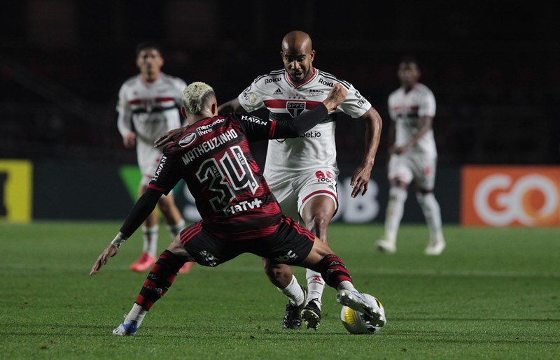 Patrick divide bola com Matheuzinho em partida entre São Paulo x Flamengo. (Foto: Twitter do São Paulo)