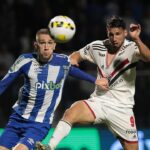 Calleri disputa bola com jogador do Avaí em duelo do São Paulo. (Foto: Twitter do São Paulo)
