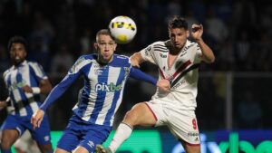Calleri disputa bola com jogador do Avaí em duelo do São Paulo. (Foto: Twitter do São Paulo)