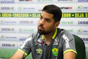 Técnico do Cuiabá chama São Paulo de colosso e diz que alguém vai pagar a fatura. (Foto: Twitter do Cuiabá)