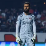 Jandrei volta ao gol do São Paulo para tentar redenção contra Flamengo. (Foto: AGIF)