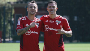 Rafinha e Igor Vinícius brigam por uma vaga no time do São Paulo para decisão da Sul-Americana. (Foto: Twitter do São Paulo)